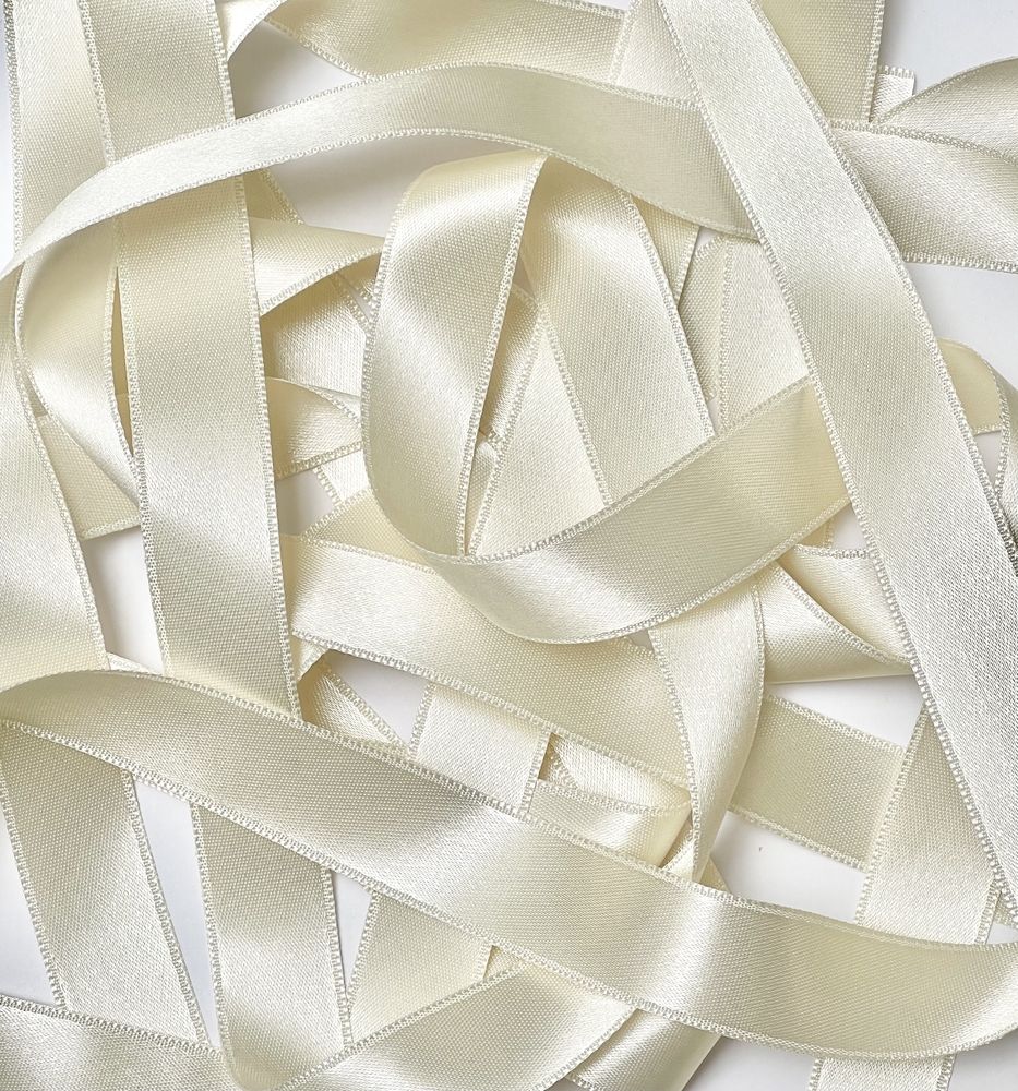 Kahepoolne-atlaspael-kreemikas